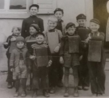 Historisches Foto: Kinder mit selbstgebauten Rappeln