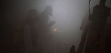 Feuerwehrleute bei Einsatz in dichtem Rauch