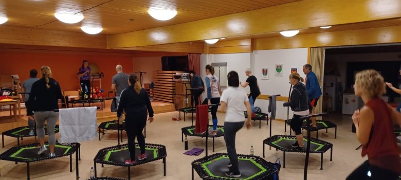 Jumping-Kurs mit Mini-Trampolinen