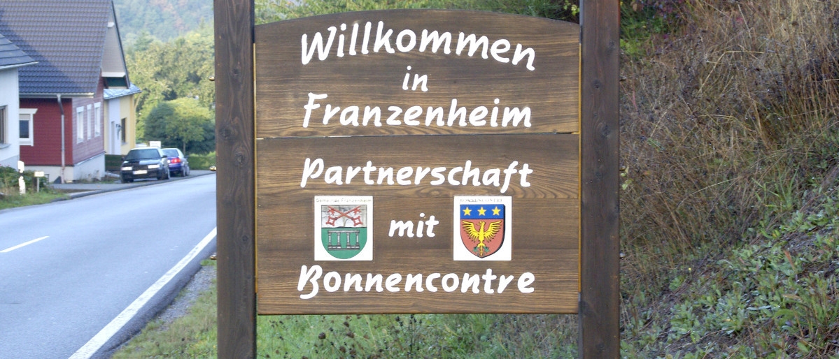 Willkommensschild Franzenheim mit Partnerschaftswappen Bonnencontre
